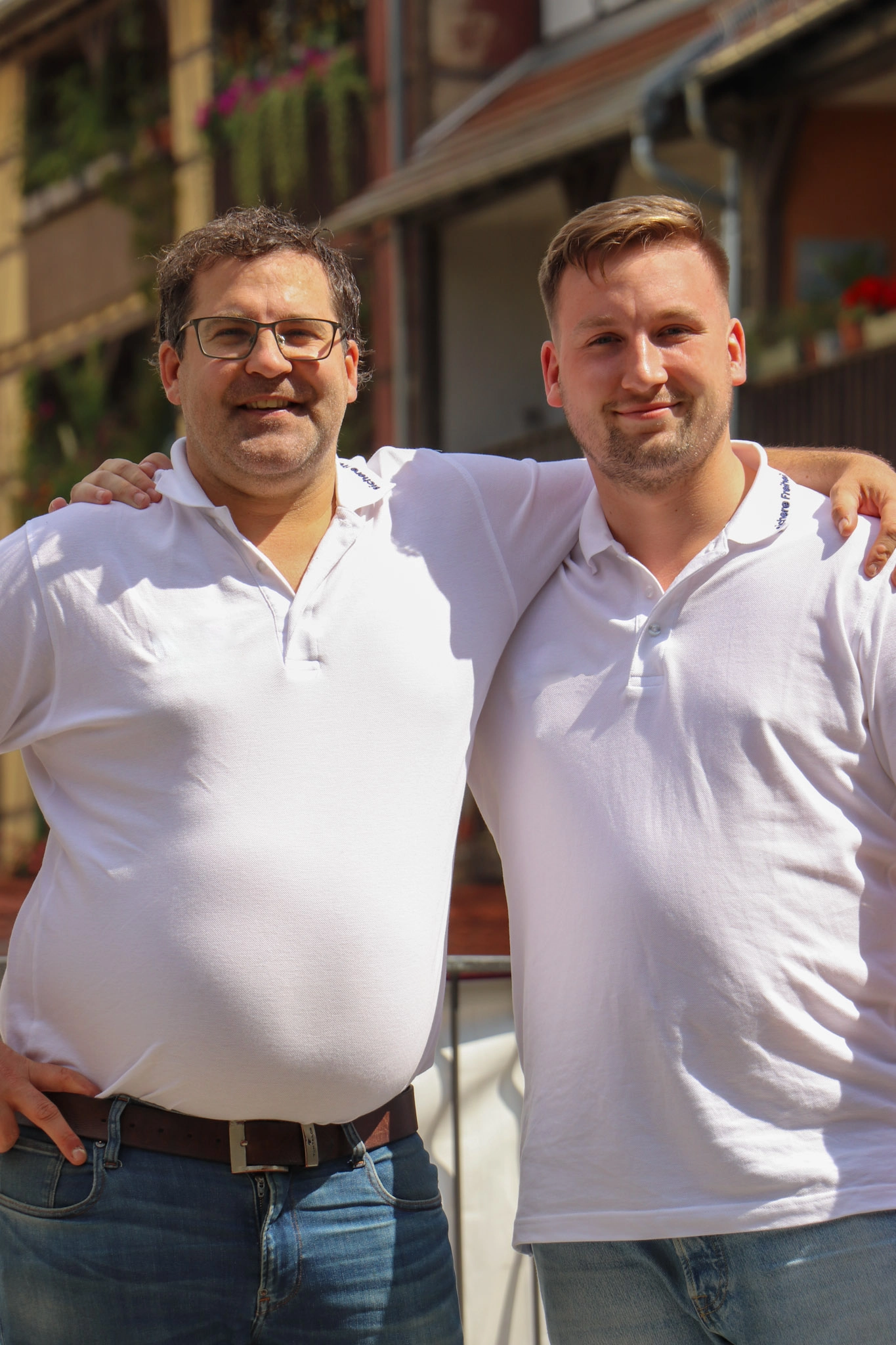 Das ImmoHerz+ Team lacht gemeinsam vor der Erfurter Altstadtkulisse