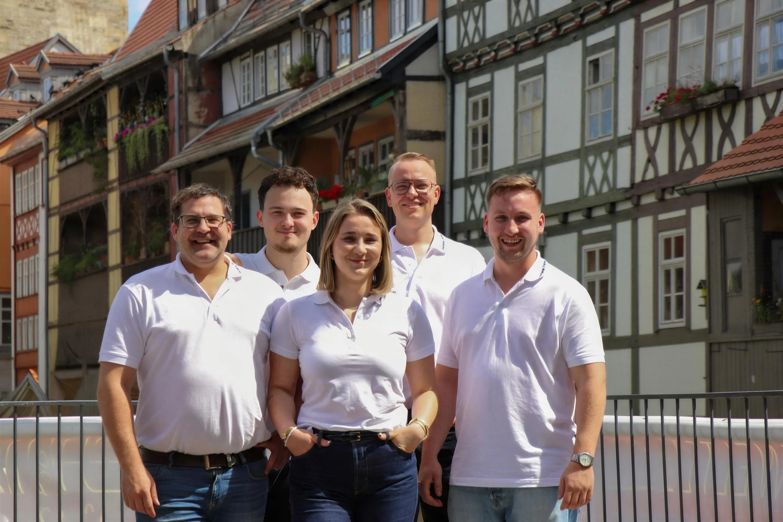 Das ImmoHerz+ Team steht gemeinsam vor der Erfurter Altstadtkulisse
